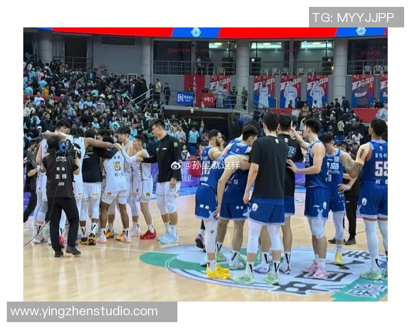 青岛队与广东队激战至最后时刻广东以98比90险胜对手展现强大实力